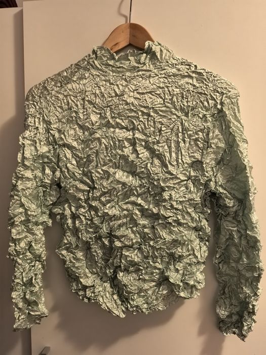 Bluză verde creponată cu nasturi bijuterie