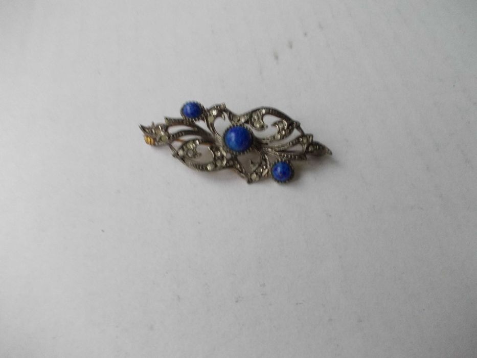 Brosa veche din argint cu 3 pietre albastre