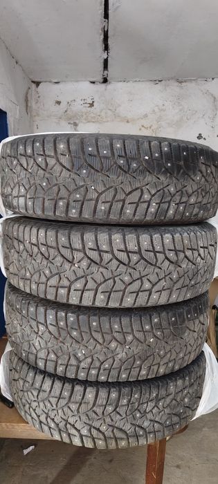 Зимняя резина почти в новом состояние 245/70/16
