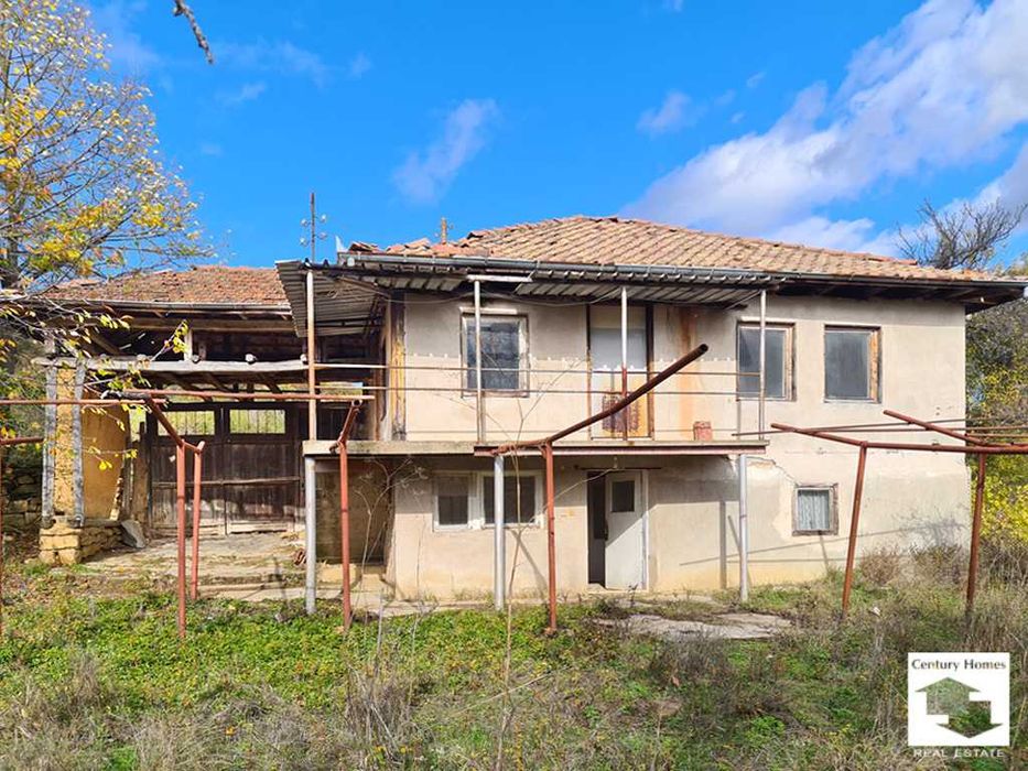 130018 Двуетажна къща с голям равен двор в планинското село Равново