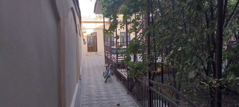 Ховли сотилади 5 сотих 5 хона барча куйлайликларга эга
