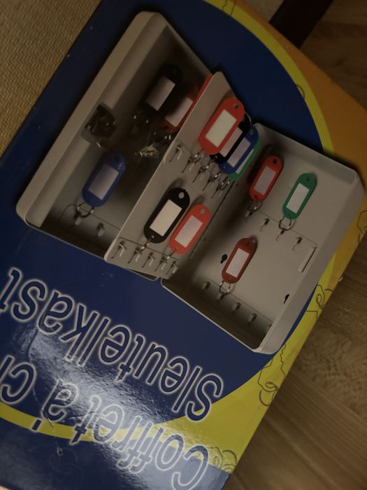 Продается металический ящик для ключей новый, отдам за 10000 тг