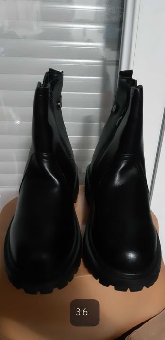 Încălțăminte damă pentru iarnă impermeabilă și îmblănită.