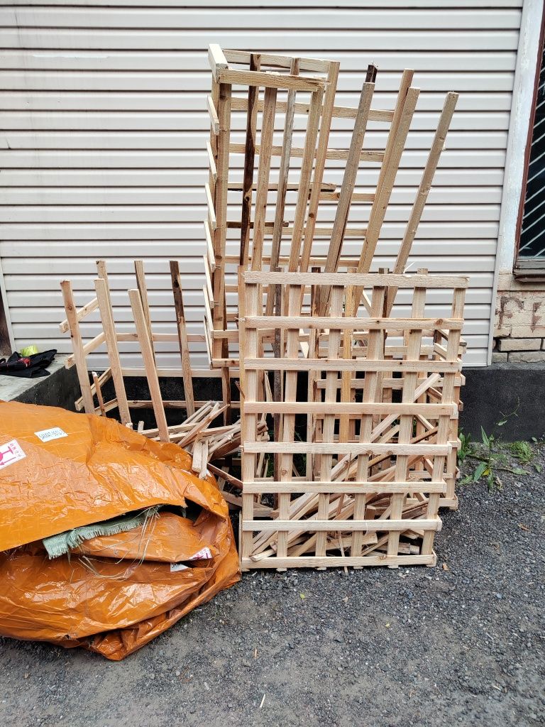 Деревянные решётки дрова на топку
