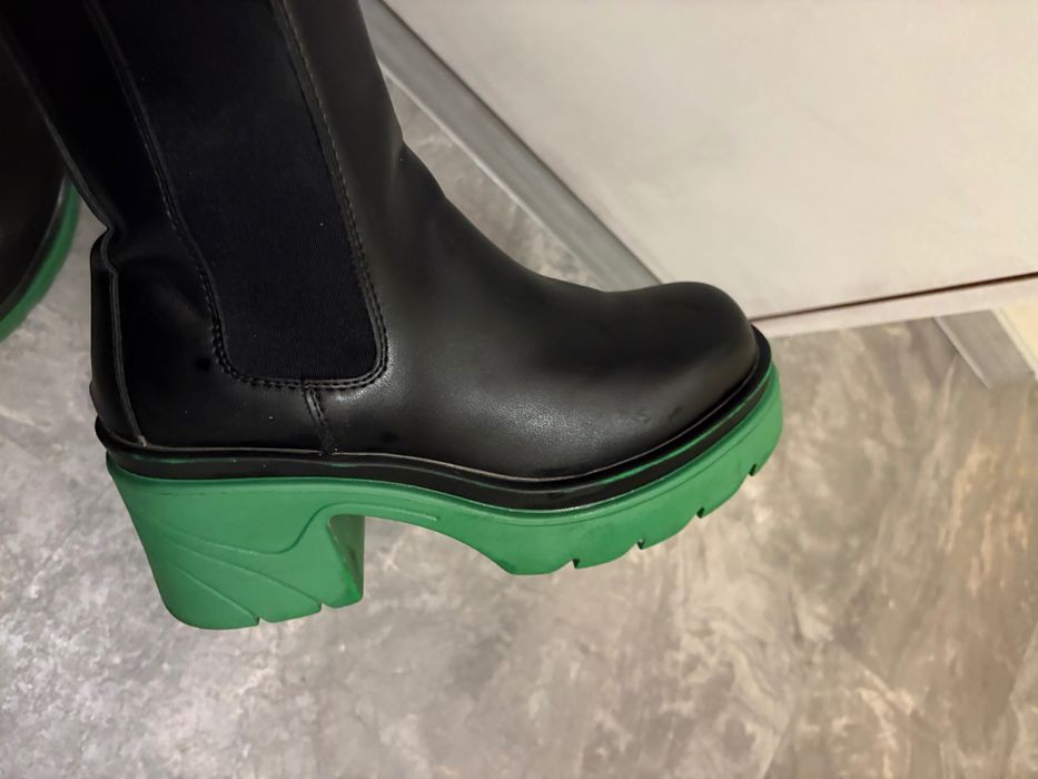 Боти със зелена подметка
