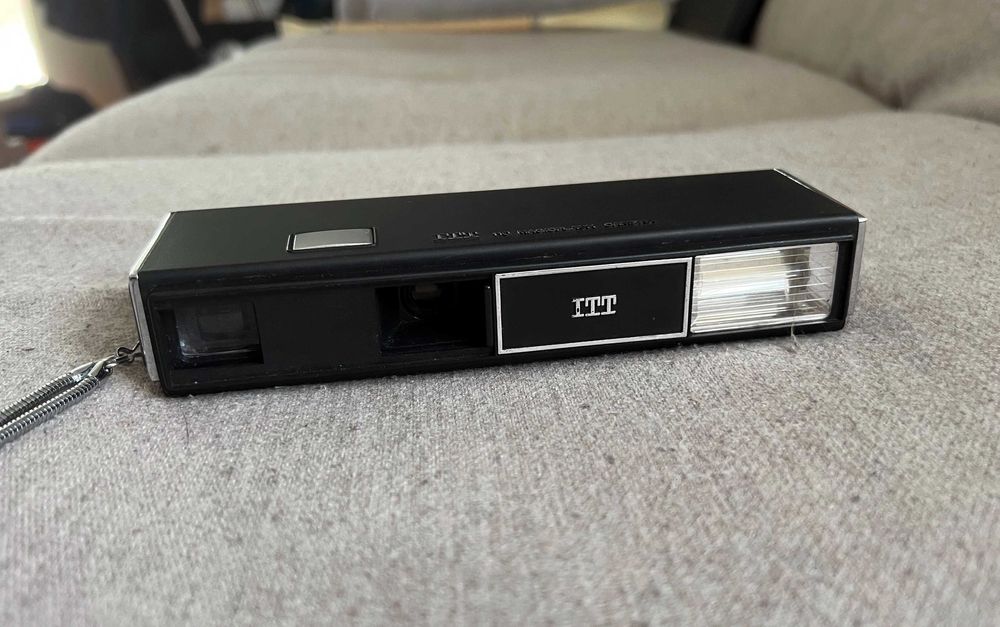 Aparat foto vintage ITT 110 Magicflash Camera cu blitz integrat