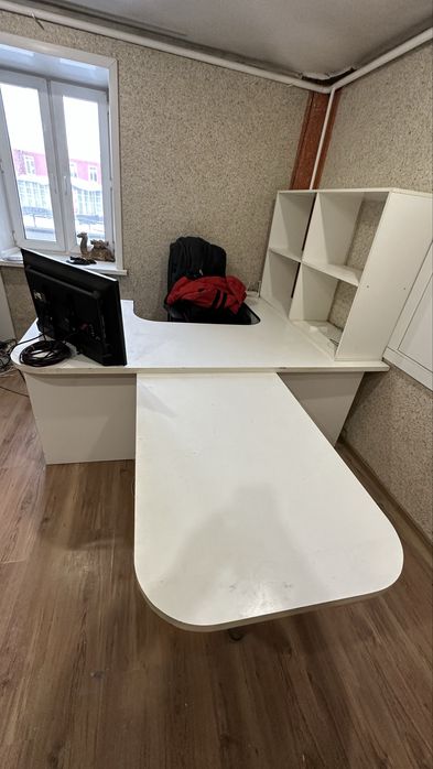 Рабочий стол в кабинет или офис