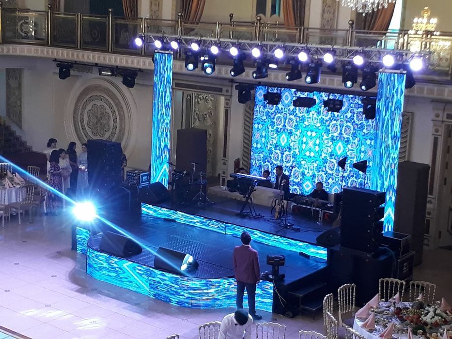 Podium ferma elevator reklar sotamiz va arendaga beramis