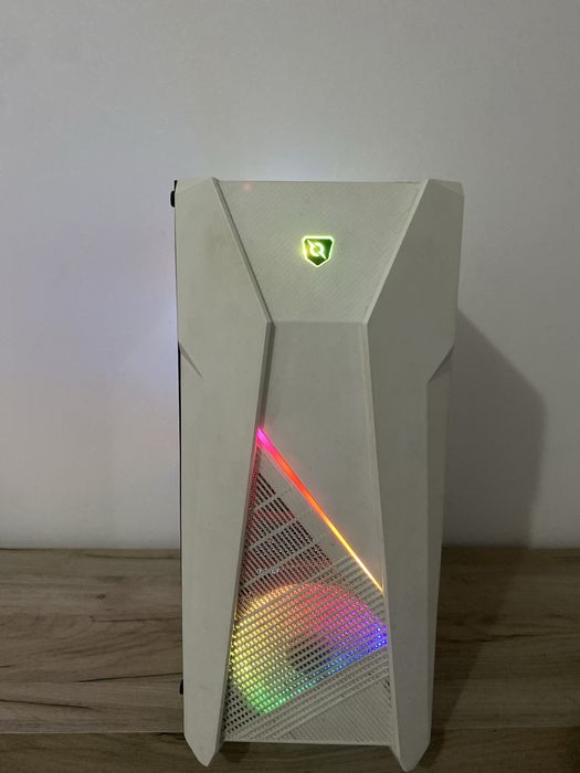 Vand PC Gaming Foarte bun pentru incepatori si cei experimentati