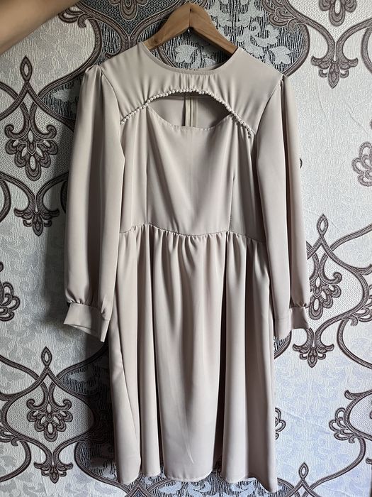 Платье бежевого цвета