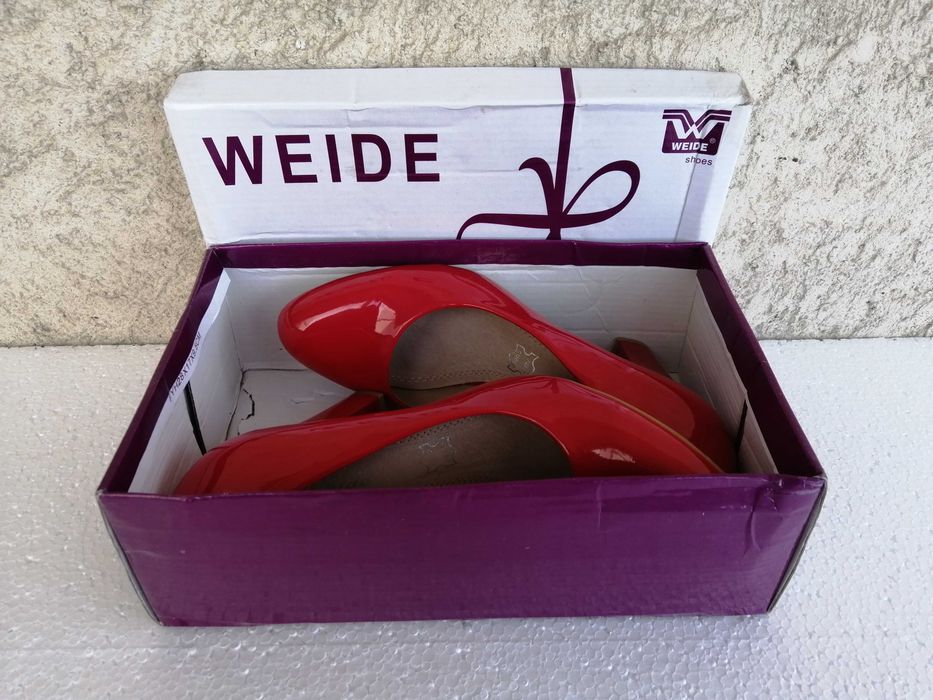 Vand pantofi dama, cu toc, din piele lacuita, masura 38.