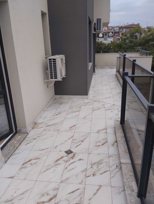 Частно лице отдава нов 3 стаен просторен апартамент 100 м2.