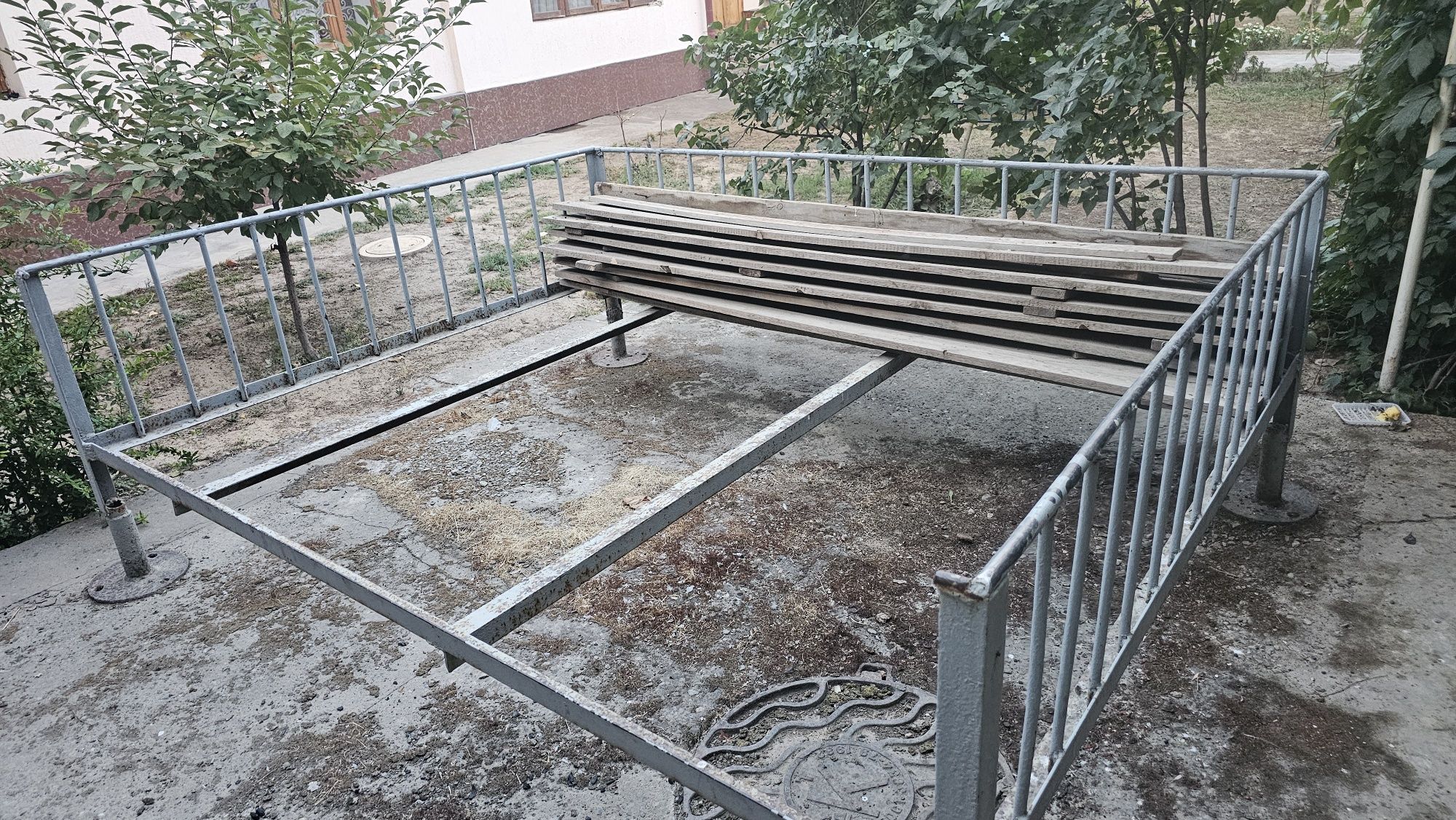 Кровать-топчан,, железная, 2×2.5 метра, б/у