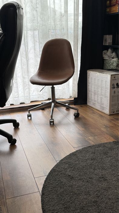 Офис стол jysk с колела