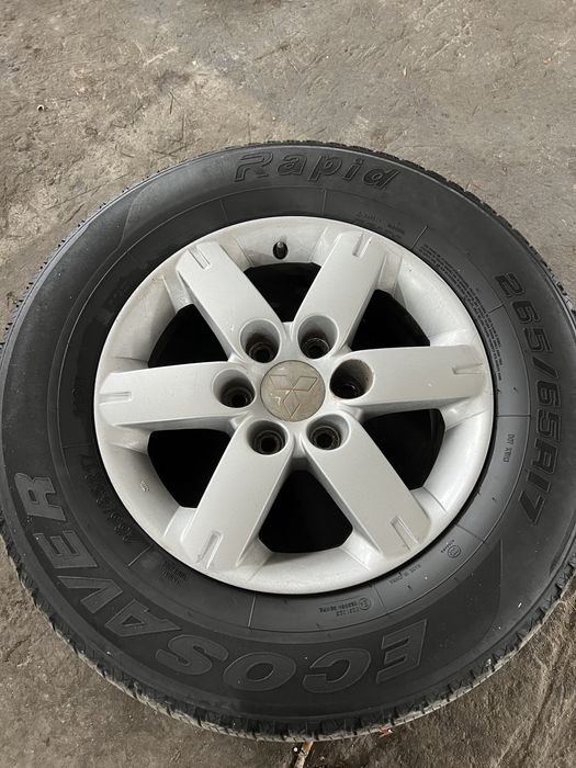 Mitsubishi Padjero 4 лети джанти с гуми