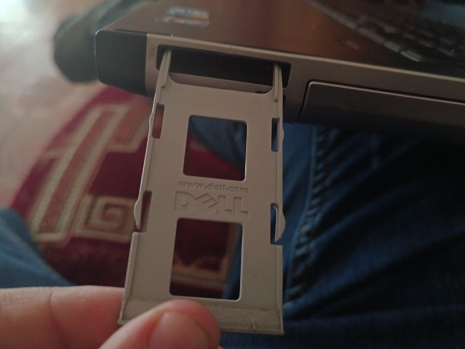 Vând laptop aproape nou