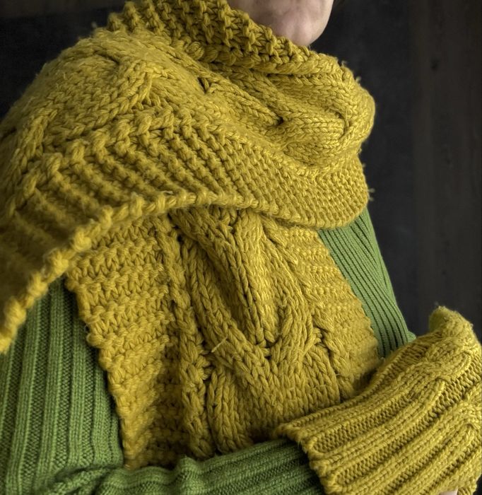 Шарф и перчатки вязаные, горчичного цвета