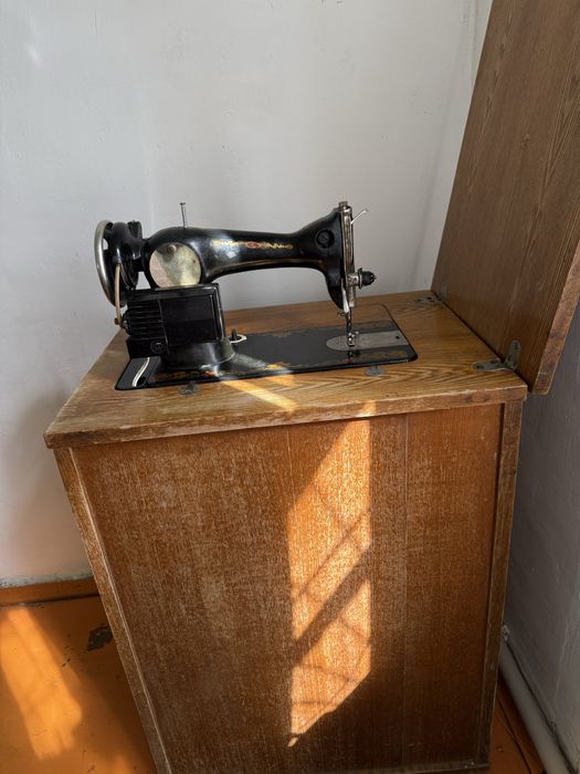 Продам швейную машинку