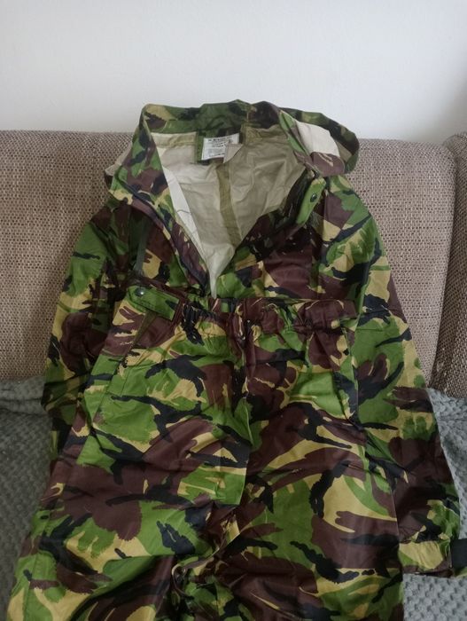 Vând costum impermeabil militar cu mozaic