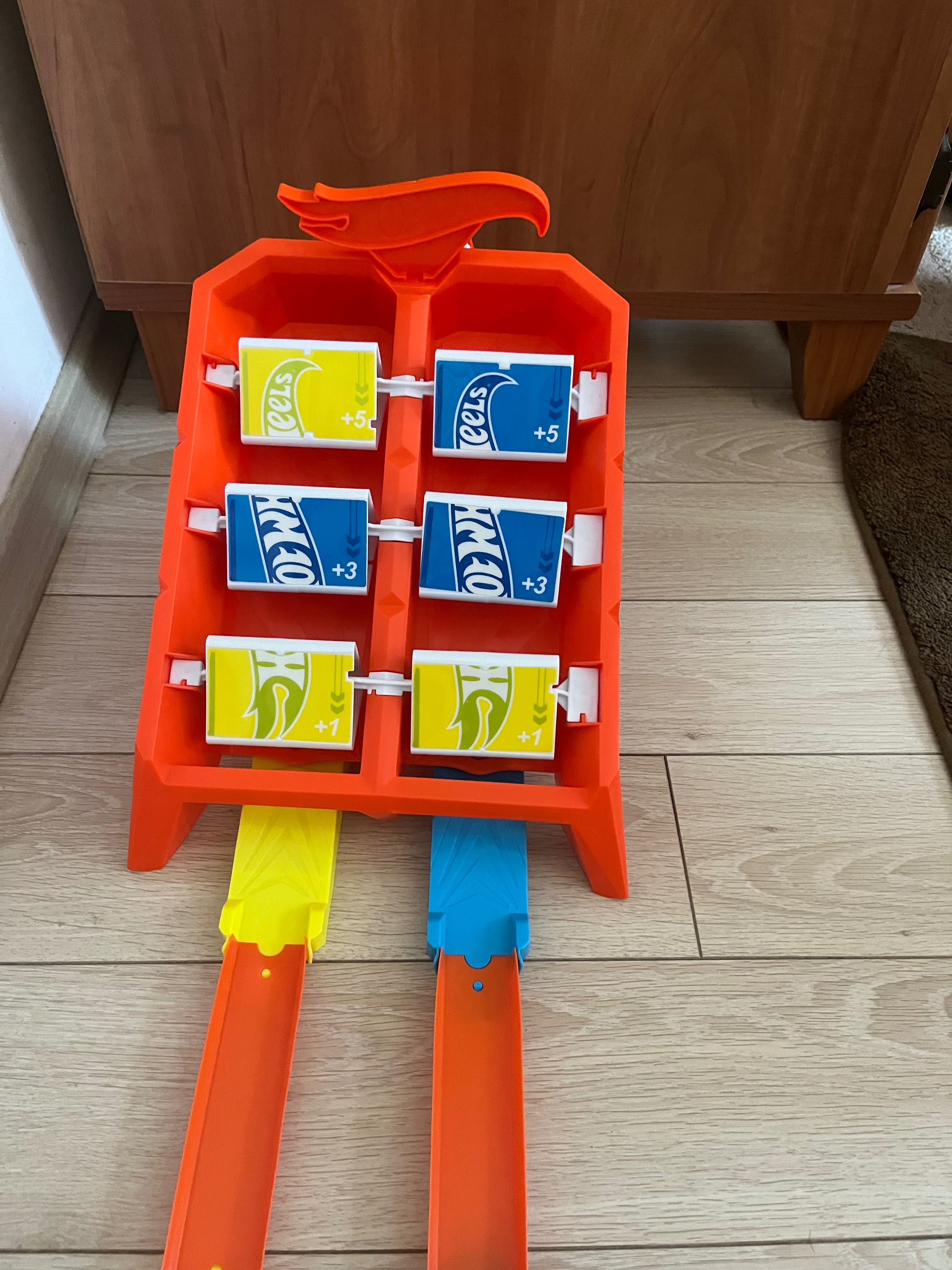 Hot wheels писта с колички