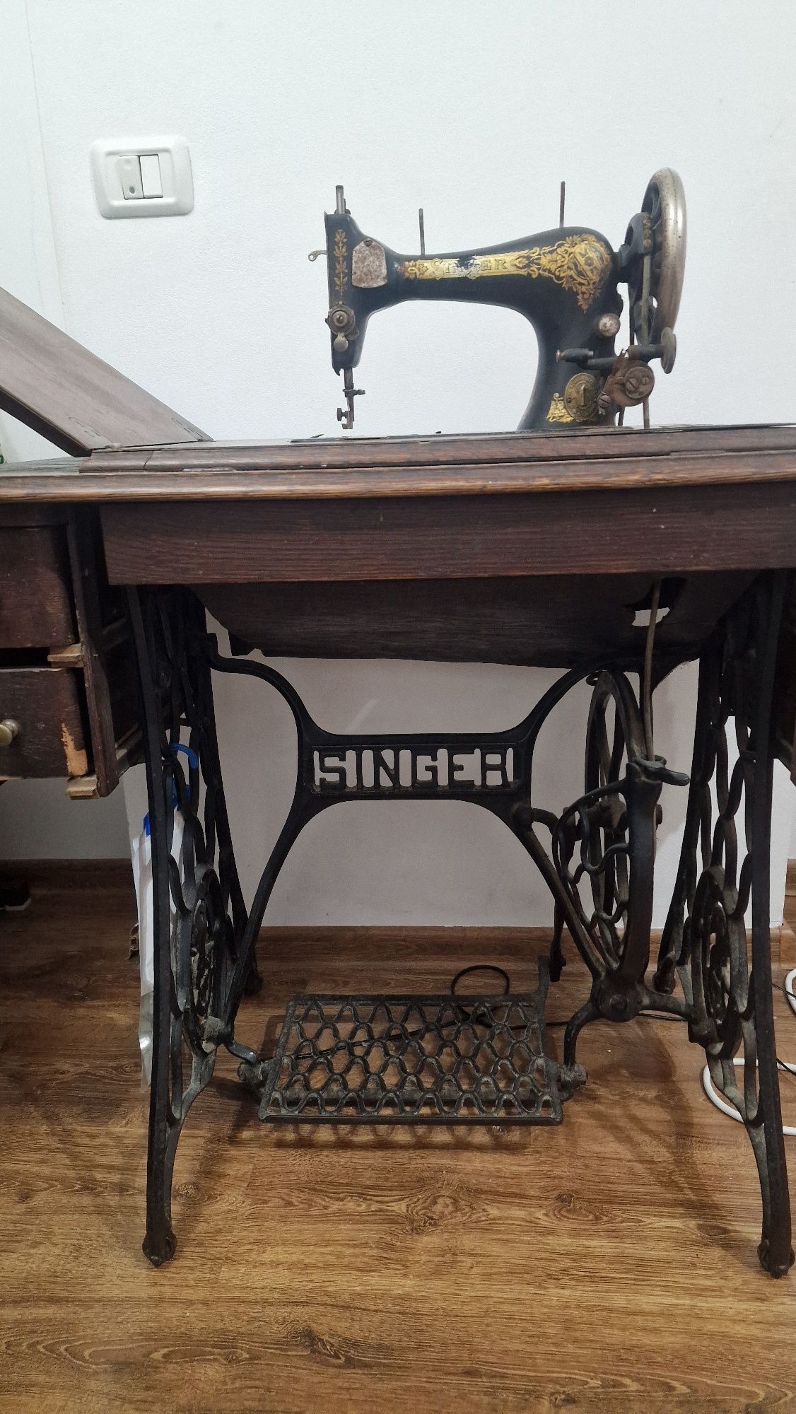 Mașină de cusut vintage Singer cu masă originală – an 1906