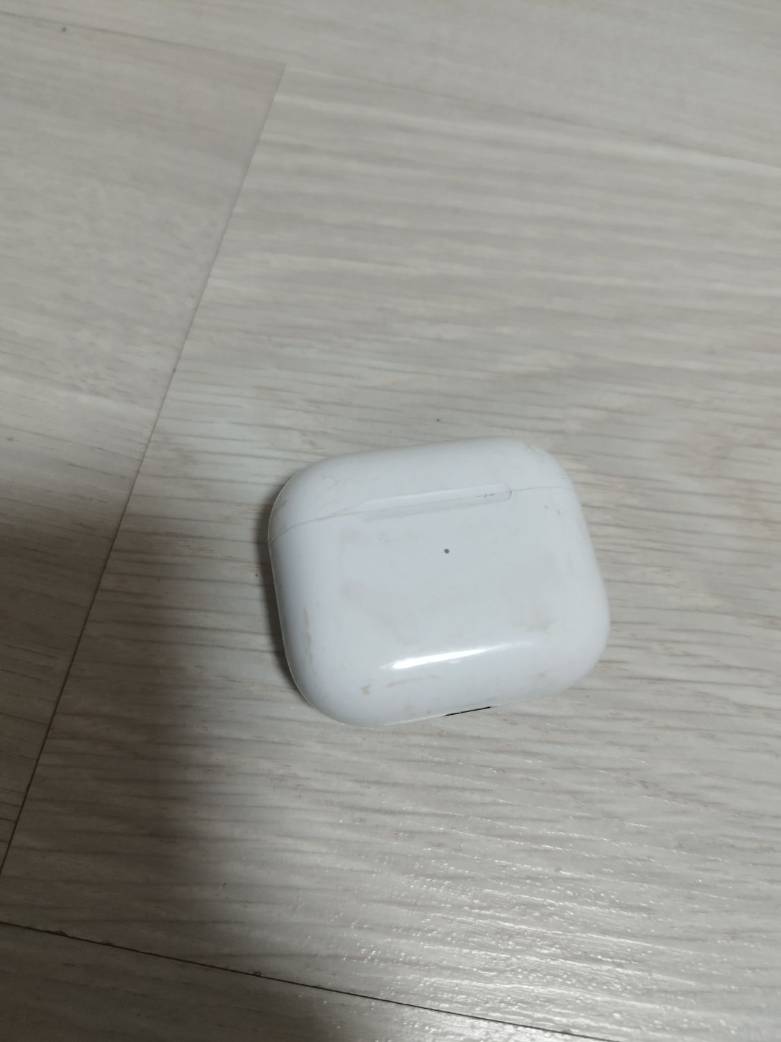 AirPods 3 в среднем состоянии