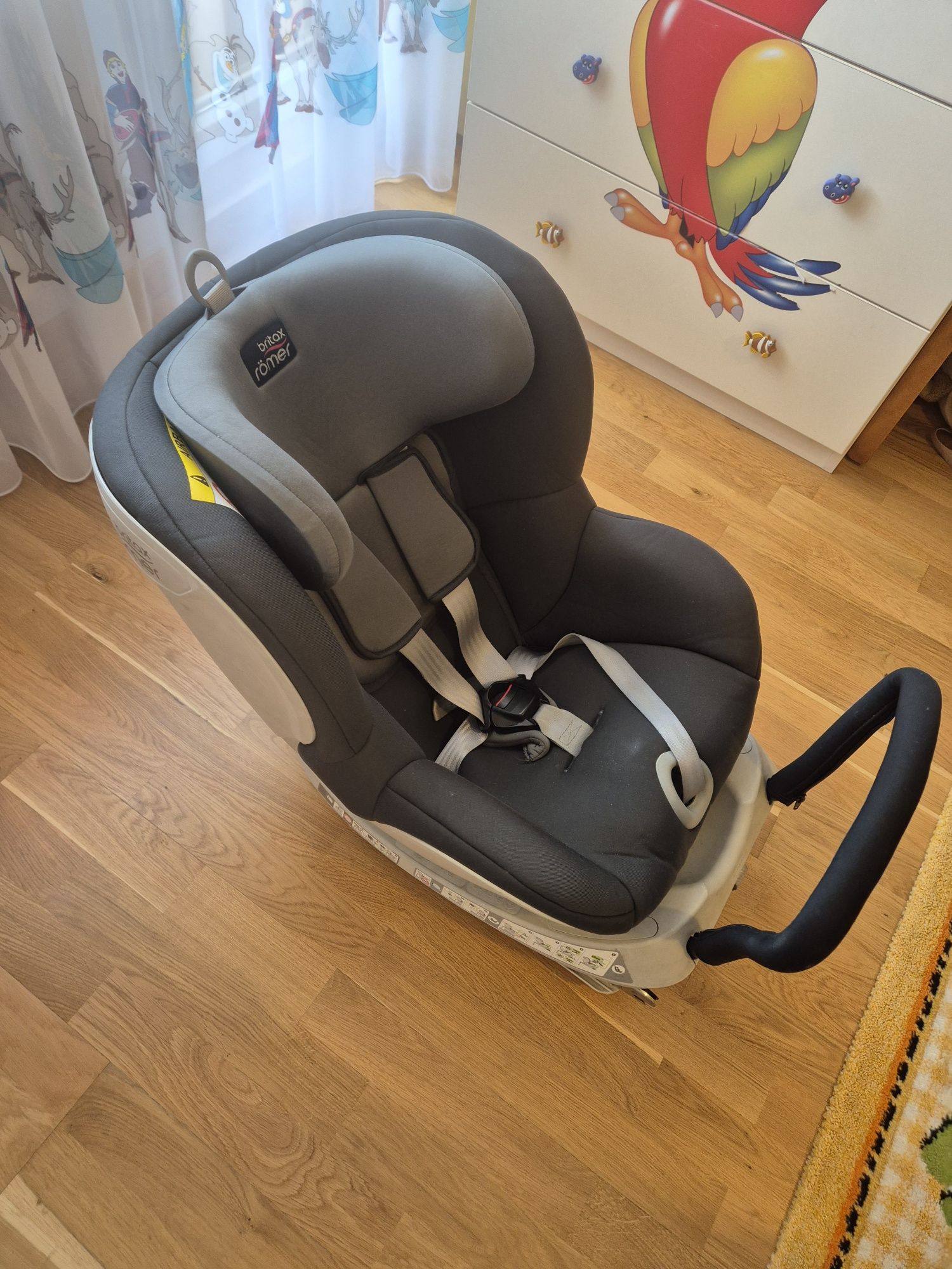 Продавам детско столче за кола Britax Romer 0-18 kg. Isofix