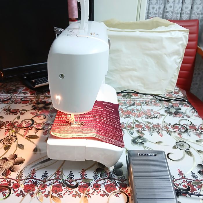 Masina de cusut PRIVILEG cu butoniera automata si multiple operatii