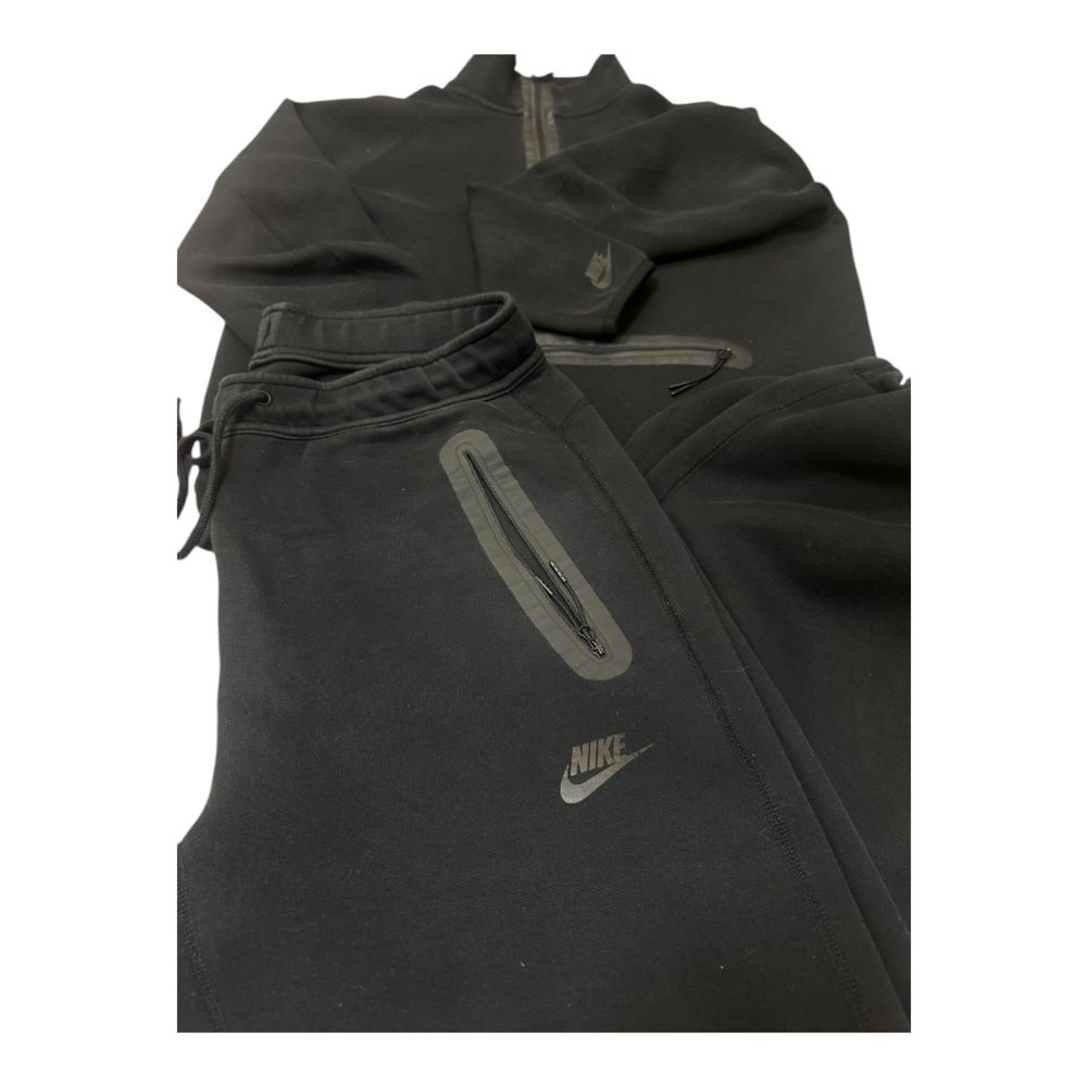 Nike tech fleece size M