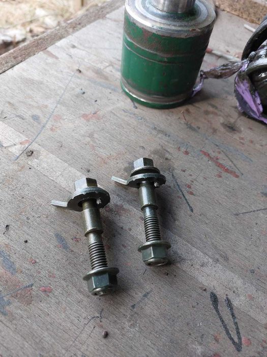 Suruburi excentrice, reglaj unghi cadere roata {camber bolts] Suzuki V