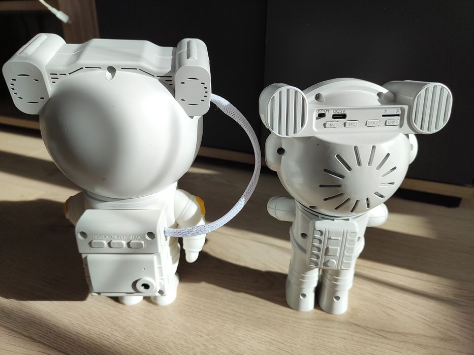 2 броя космонавт проектори.