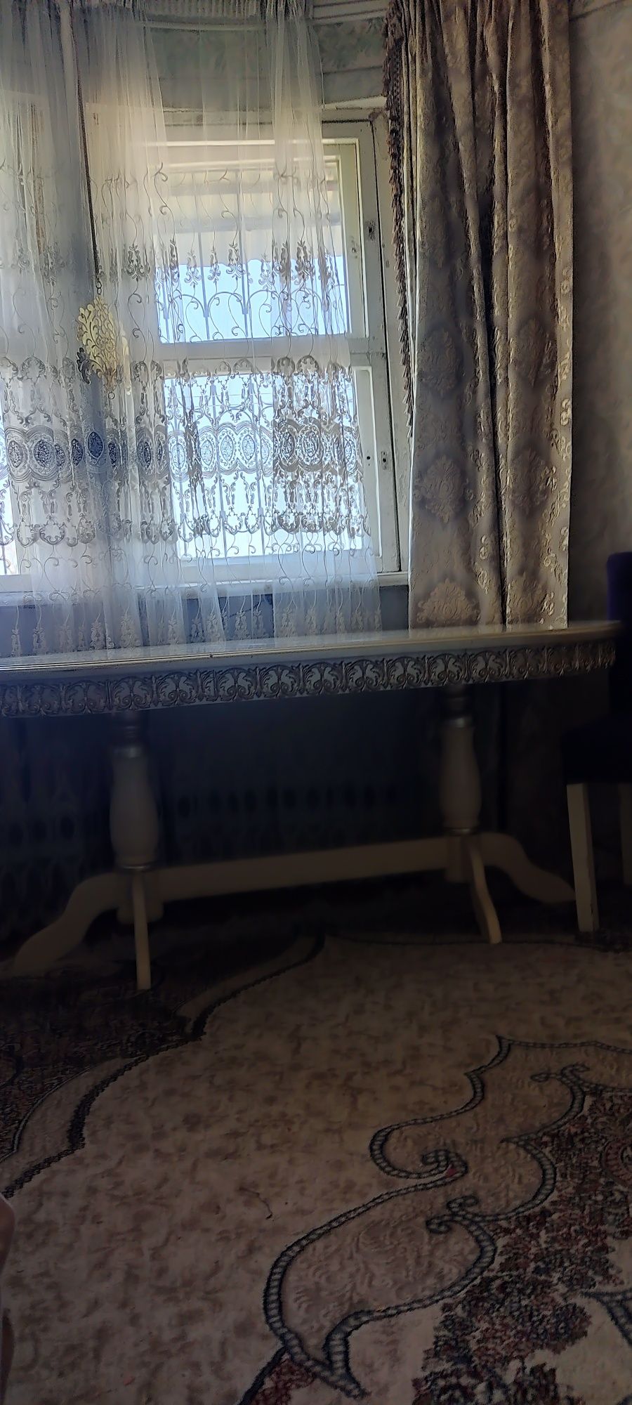 Продам  2 стола один со стулями стол очень красивый