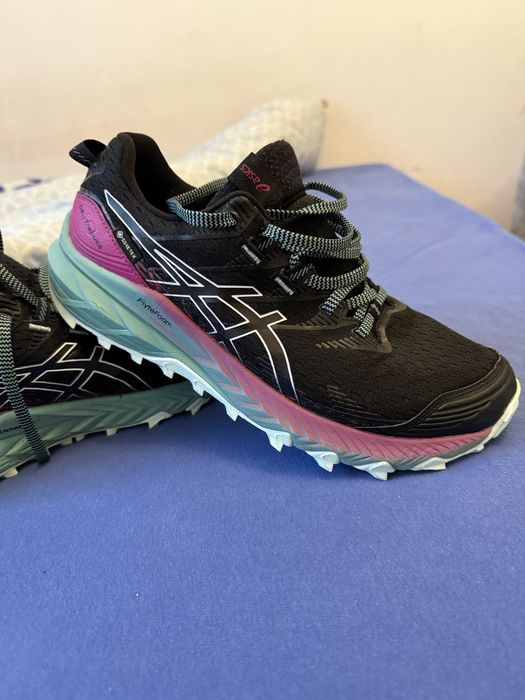 Vand adidasi asics