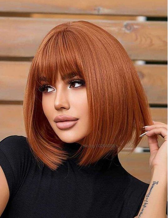 Плътна кафява перука на черта с бретон