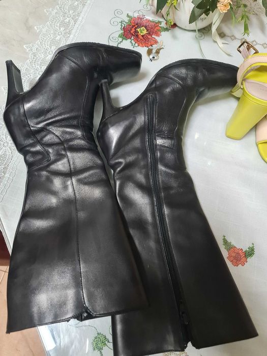 Vând cizme negre, dama, din piele,  nr 37 , imblanite, toc 8 cm