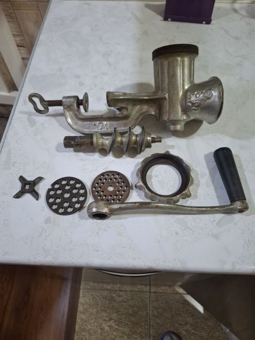 Продаётся  мясорубка  советкая