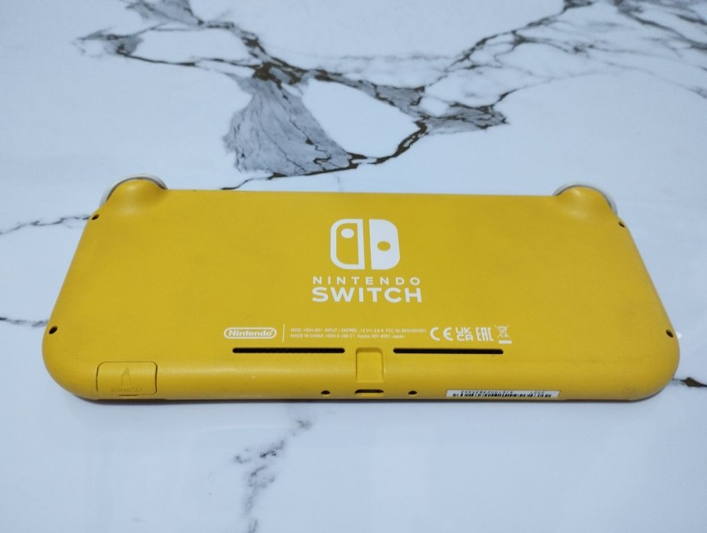 Продаю Nintendo switch lait в отличном состоянии