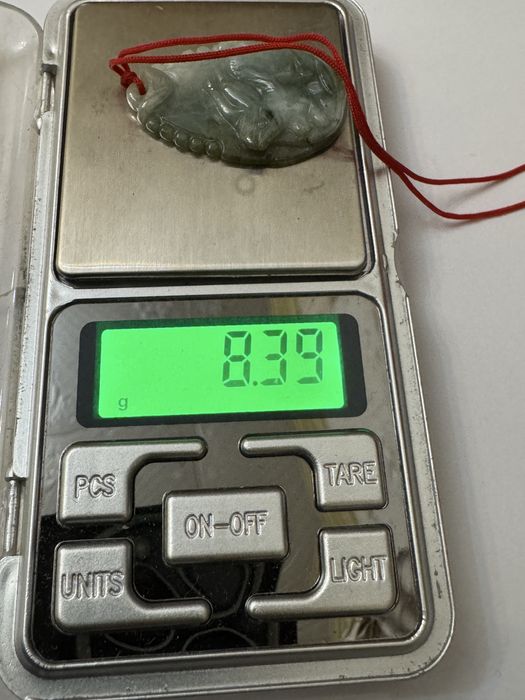 Pandantiv din Jad, sculptat.