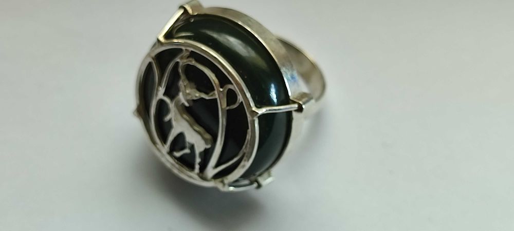 Эксклюзивное красивое серебряное кольцо с камнем НЕФРИТ