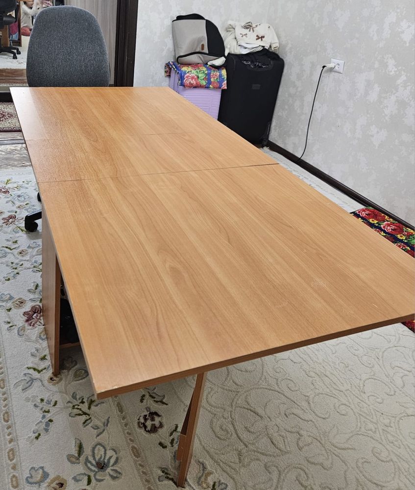 Продам стол вместе с креслом.