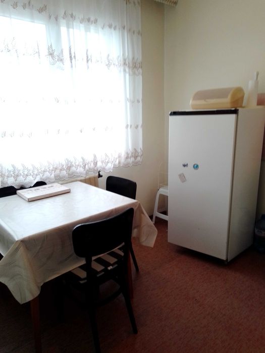 Дава двустаен апартамент под наем в центъра