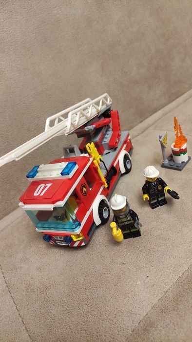 LEGO® City 60107 - Пожарникарски камион със стълба