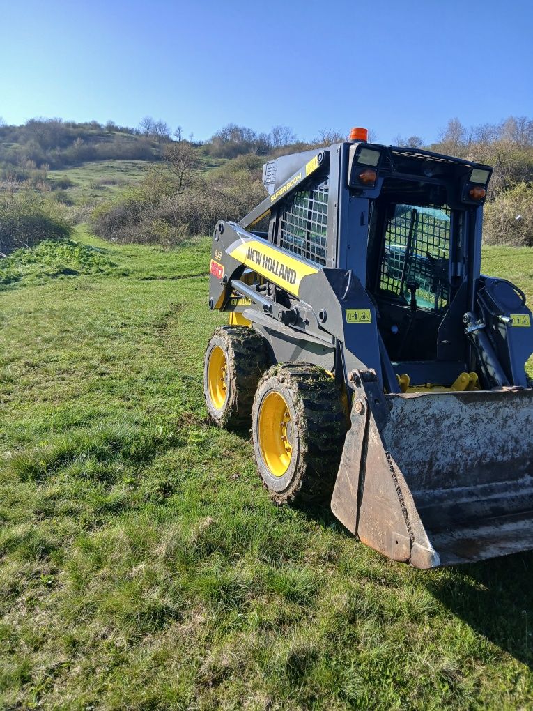 Miniincarcator new holland se vinde cu doua  cupe un multifunctionala