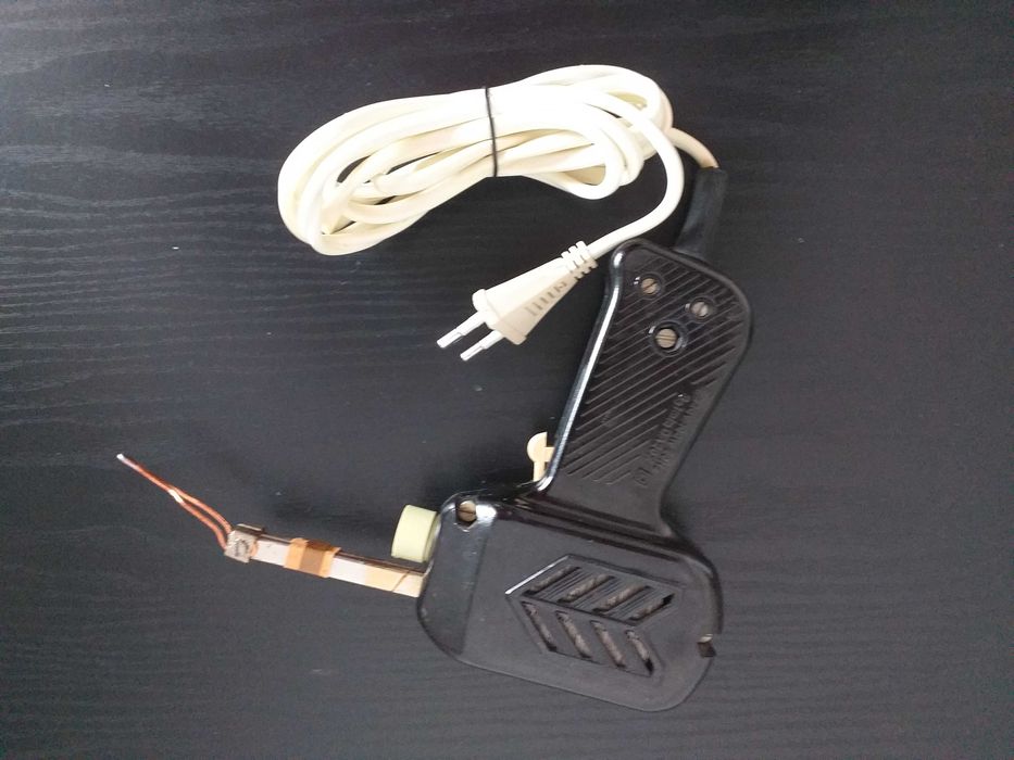 Pistol de lipit ROMANESC si unul BlackTools.Pret este la pachet.