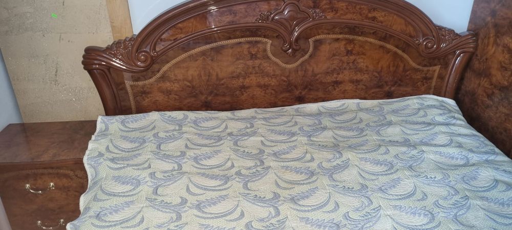 Кровать, матрац, комод, тумбочка