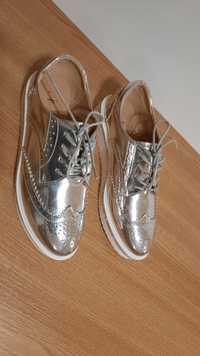 Vând pantofi Noi imitație de piele argintii