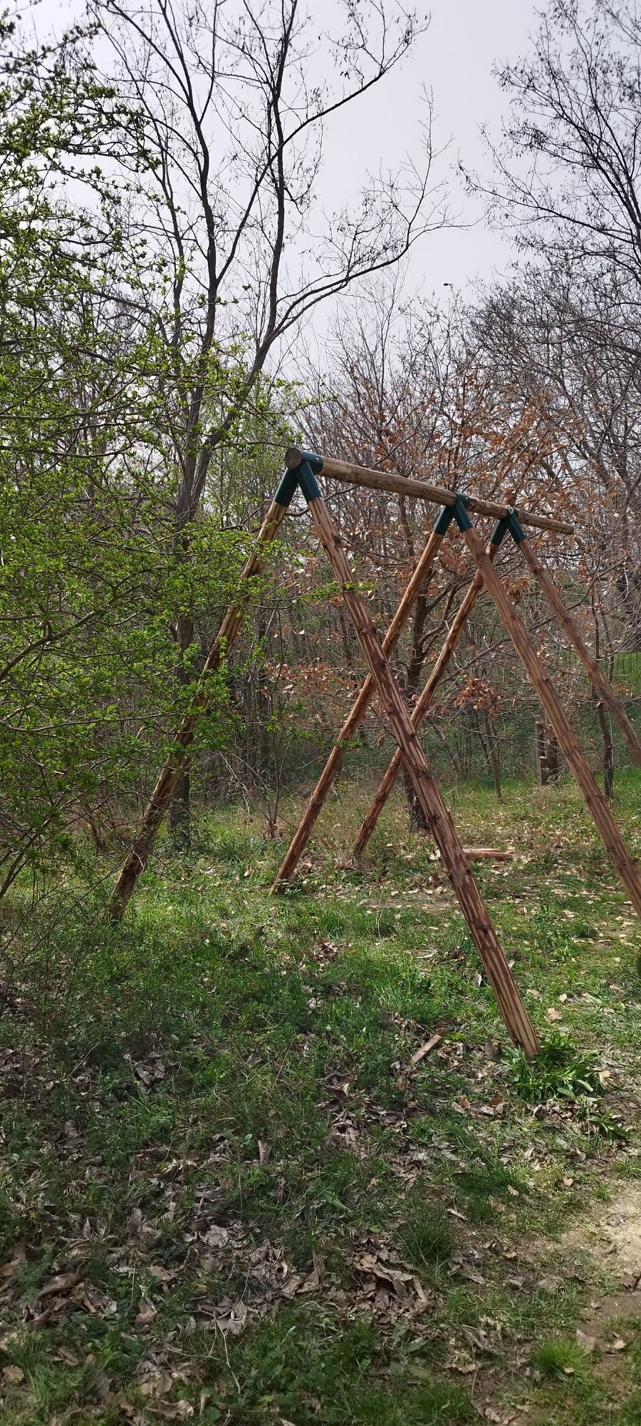Детска пързалка с люлка тип гнездо.
