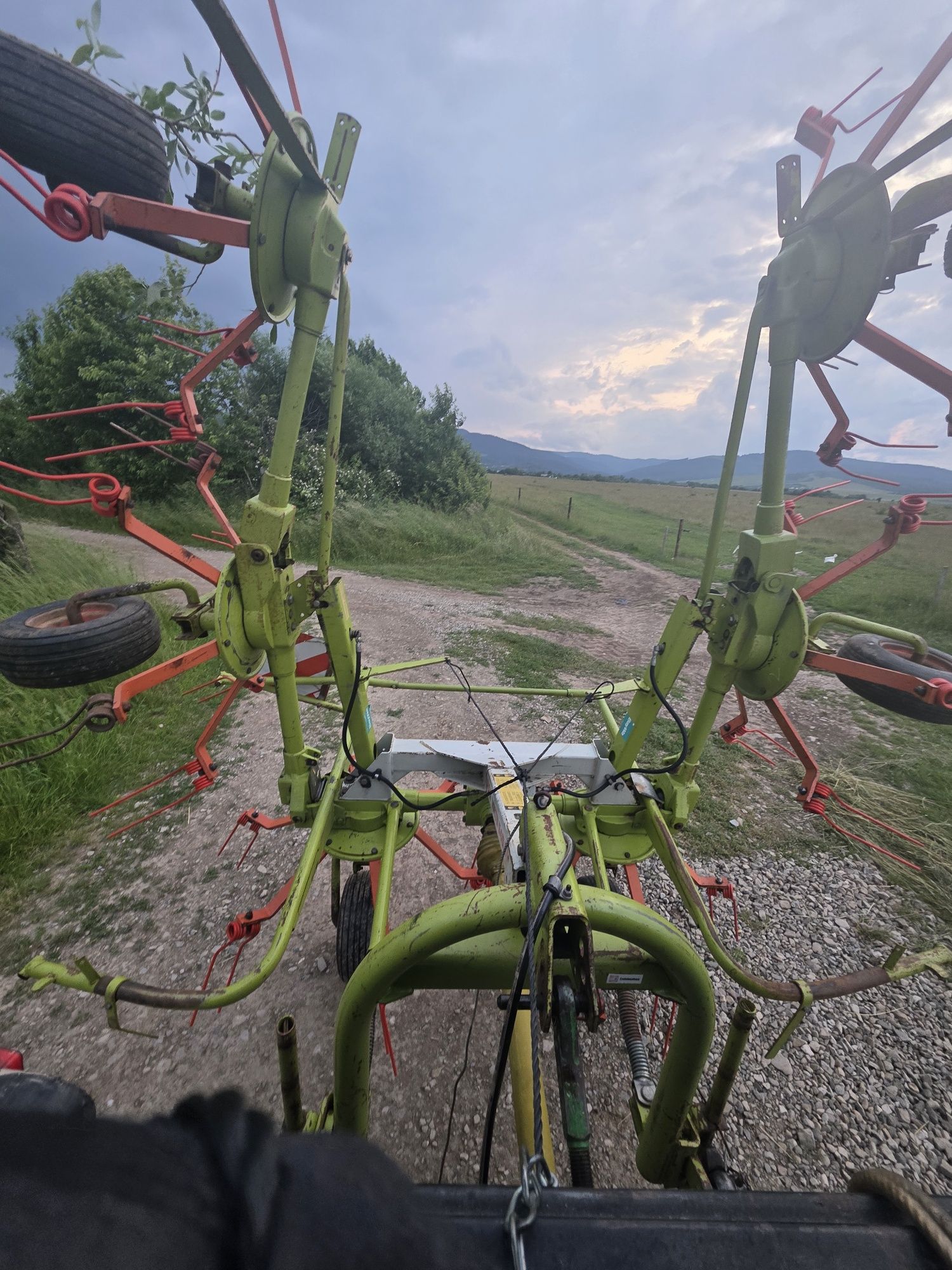 Grebla Greblatoare intors rasfirat imprastiat  Claas Volto 640 Fella