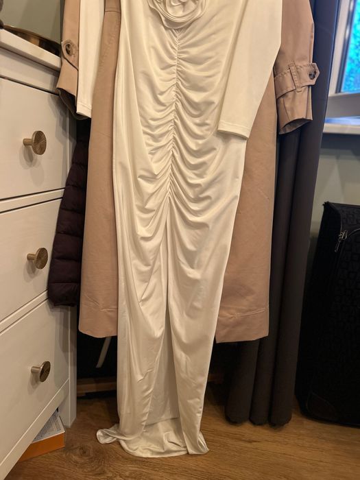 Rochie Nissa - albã, elasticã, cu trenã - mãsura 36
