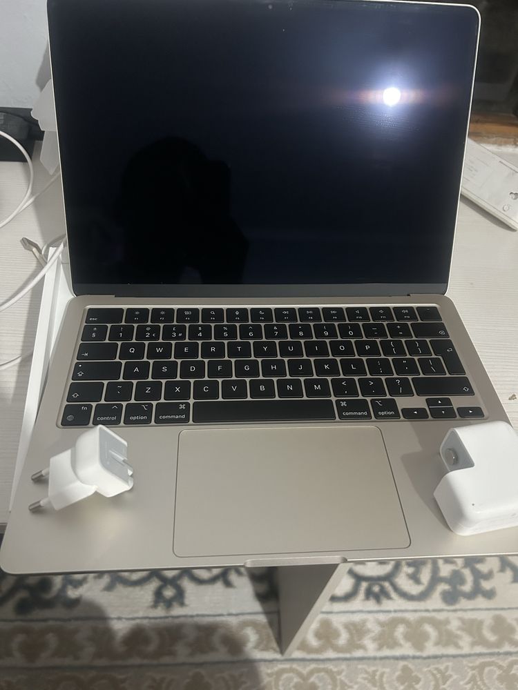 Срочно! Macbook M2 13.6, 8/512GB, 2022г. 34 цикл зарядки. Без царапин.